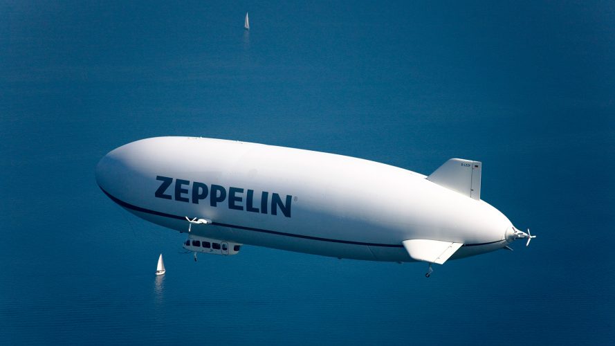 Zeppelin fliegt über den Bodensee