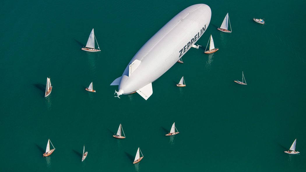 Zeppelin fliegt über den Bodensee
