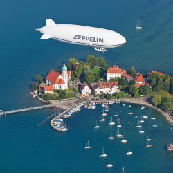 Zeppelin fliegt über Wasserburg
